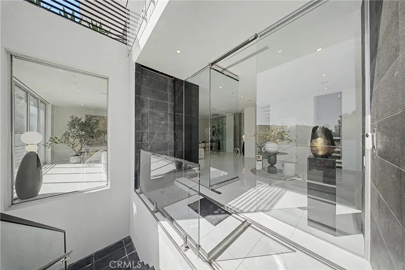 9459 Beverly Crest photo 2