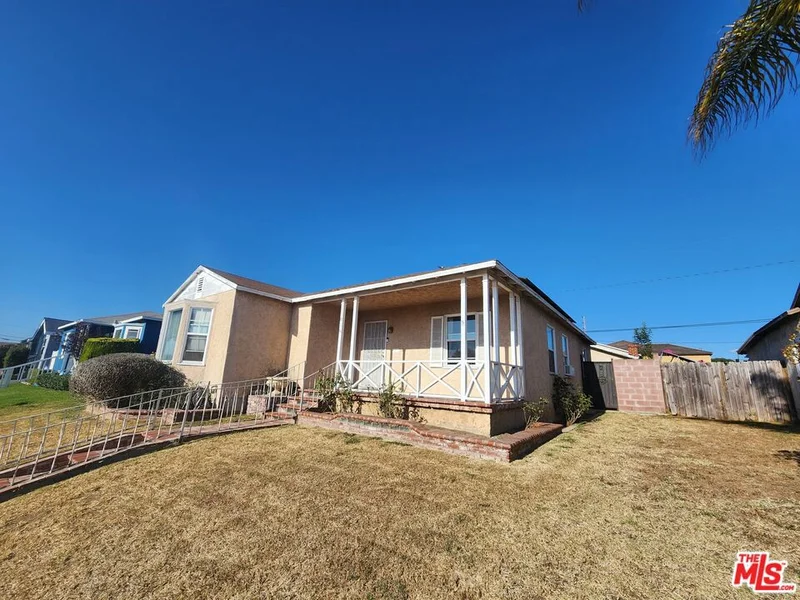 11016 S Manhattan Place photo 2