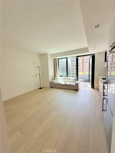 400 S Broadway 726 photo 2