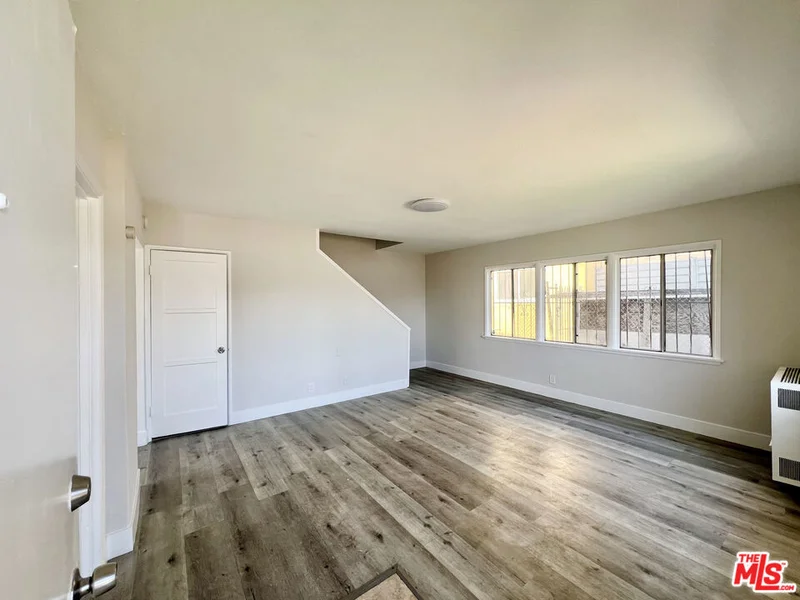 254 E Lanzit Avenue 1 photo 2