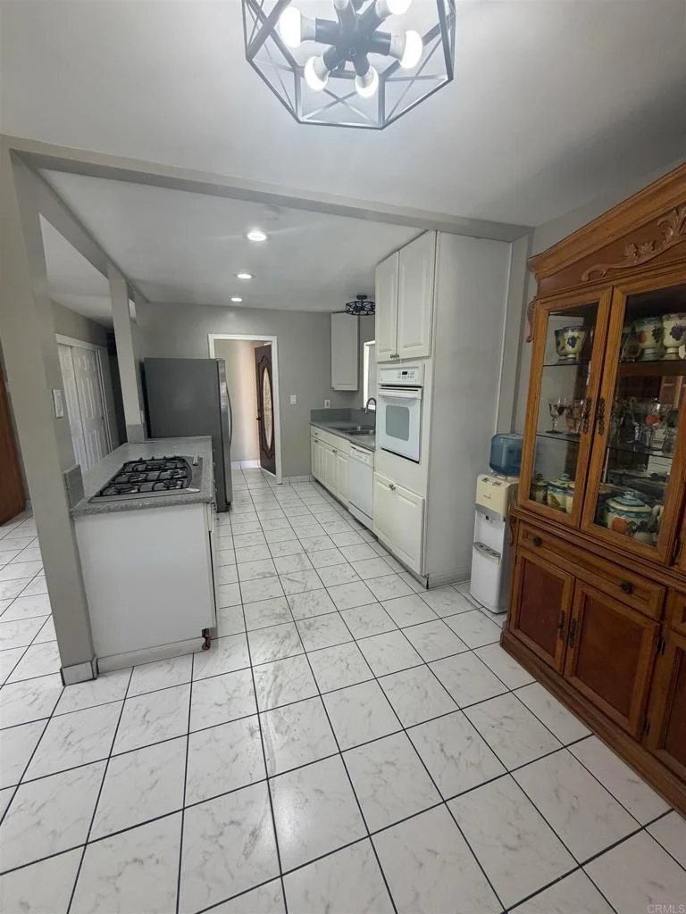 644 Farview Street photo 2