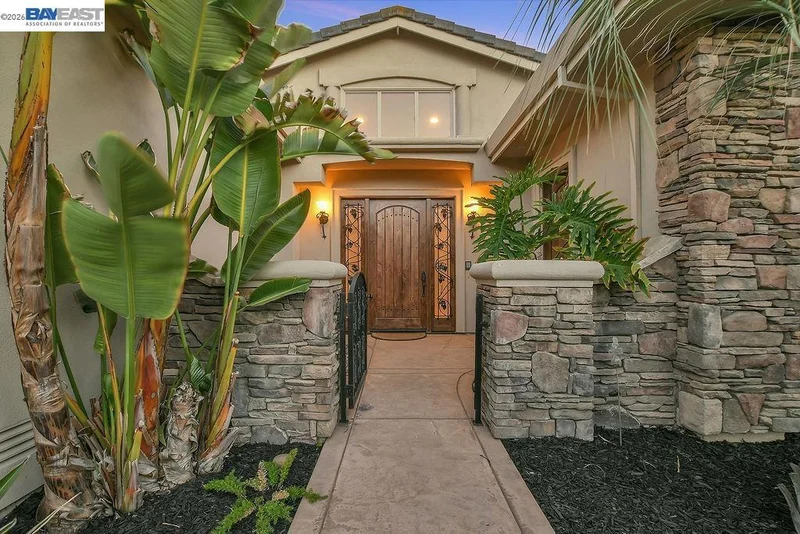 Photo 2 of 5661 Oakmont Ct