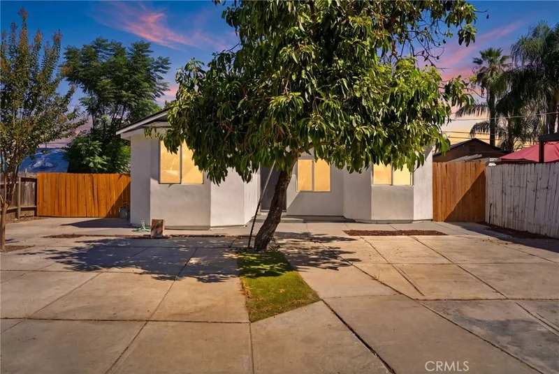 Photo 2 of 2225 E Lamona