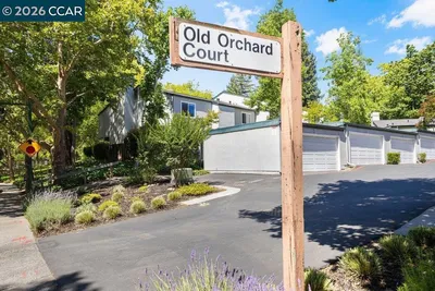 401 Old Orchard Ct photo 2