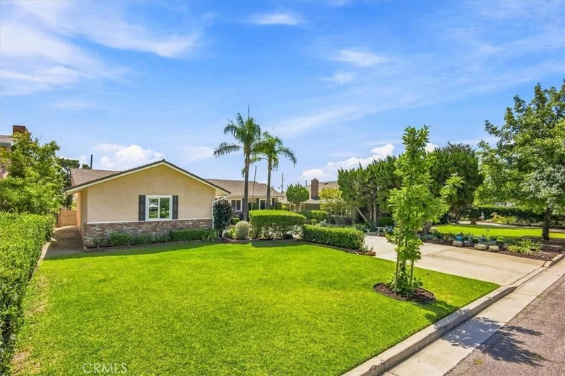 1034 N Soldano photo 2