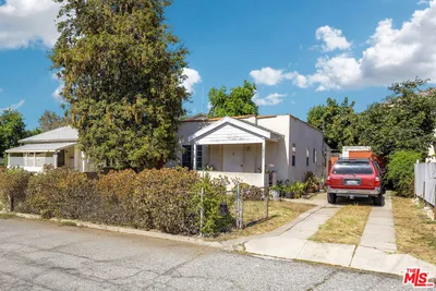 1835 Manor Way photo 2