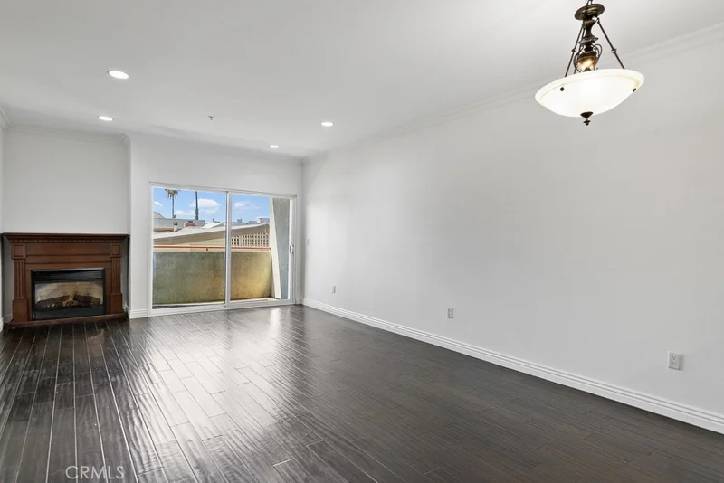 908 S Ardmore Avenue 304 photo 2