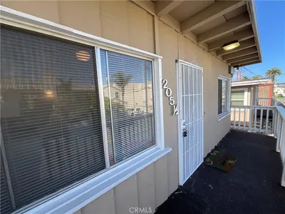 205 1/2 Acacia Avenue photo 2