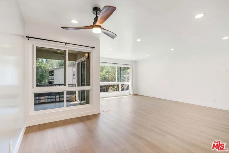 6275 Canterbury Drive 210 photo 2