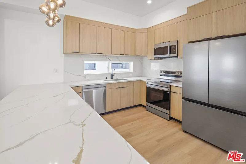 11006 Hortense Street 1/2 photo 2