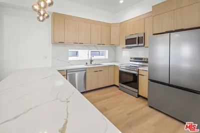 11006 Hortense Street 1/2 photo 2