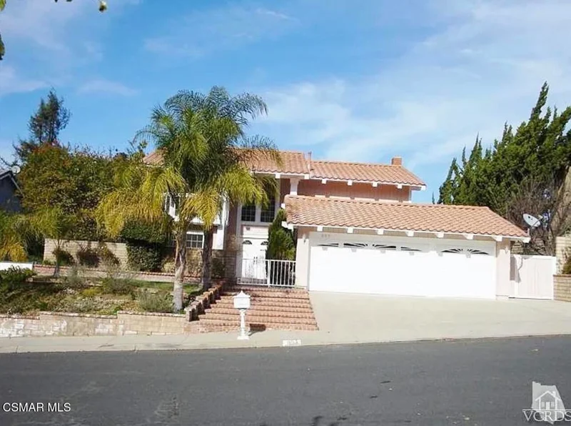 893 Lindawood Street photo 2