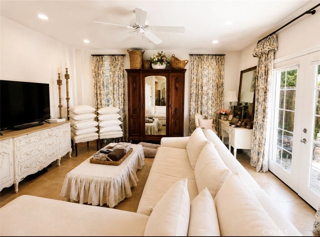 Interior 4