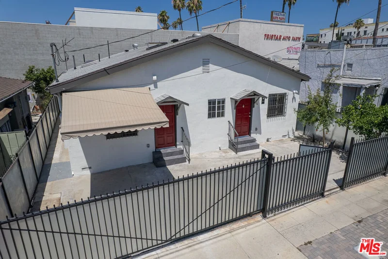 1445 N Mariposa Avenue