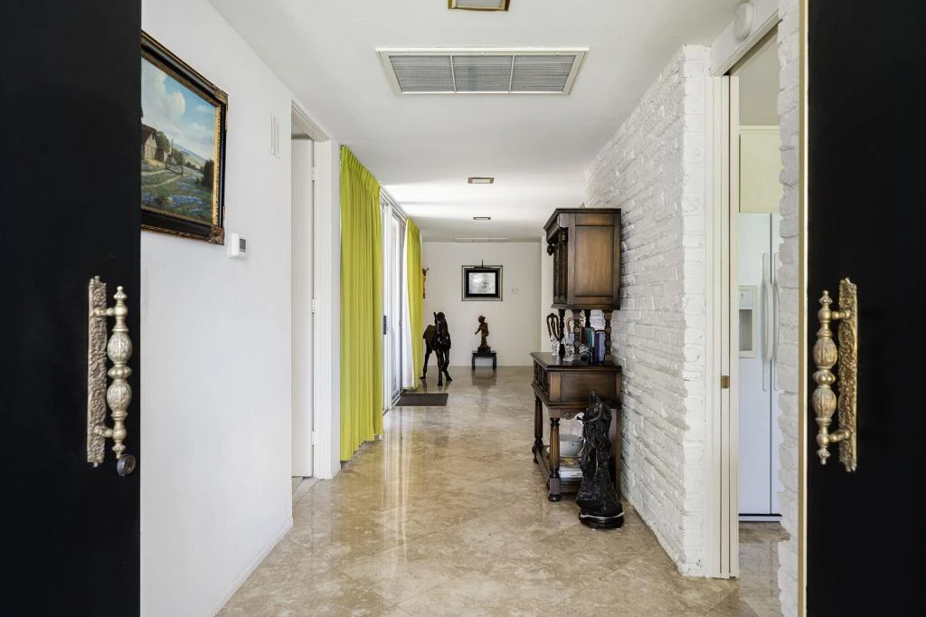 Interior 4