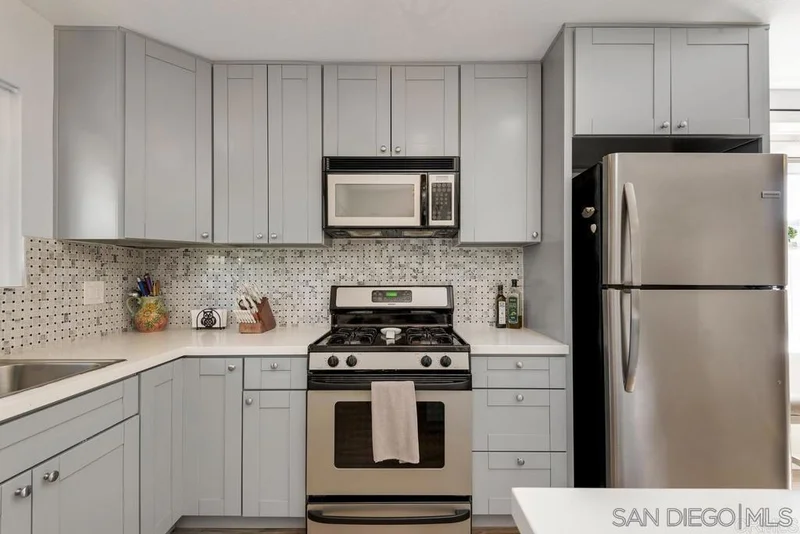 810 E Washington A photo 2