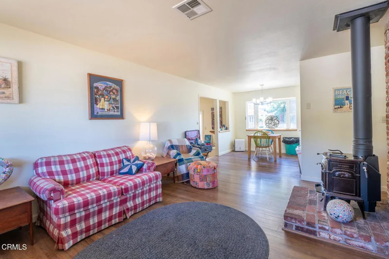 Photo 2 of 1072 E Chestnut Street