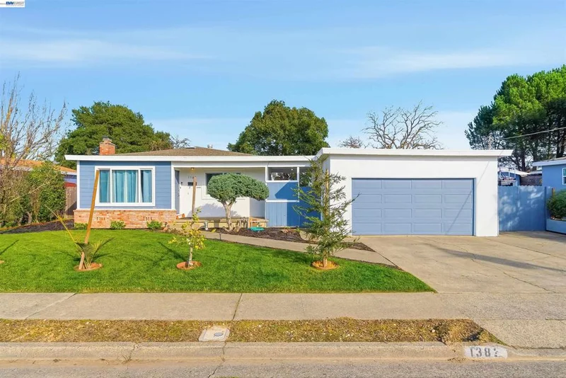 1382 Donna St