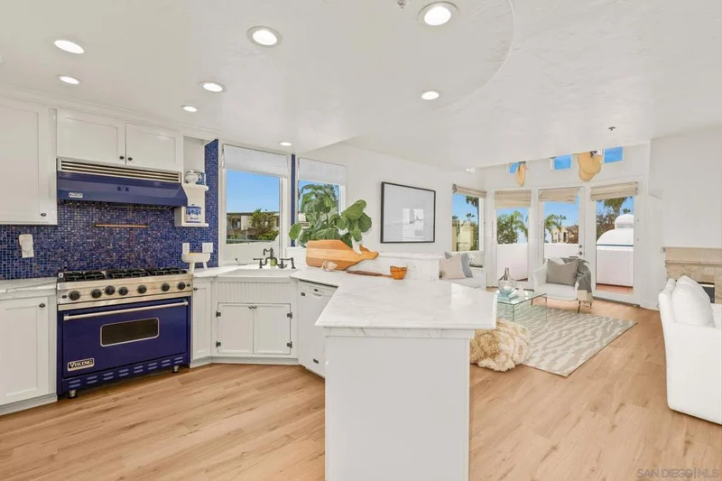 5437 La Jolla Blvd