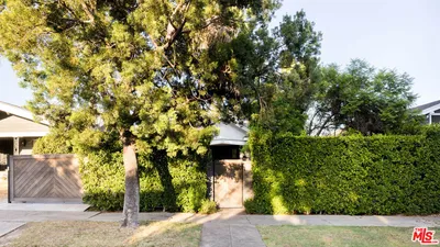 122 N Wilton Place photo 2