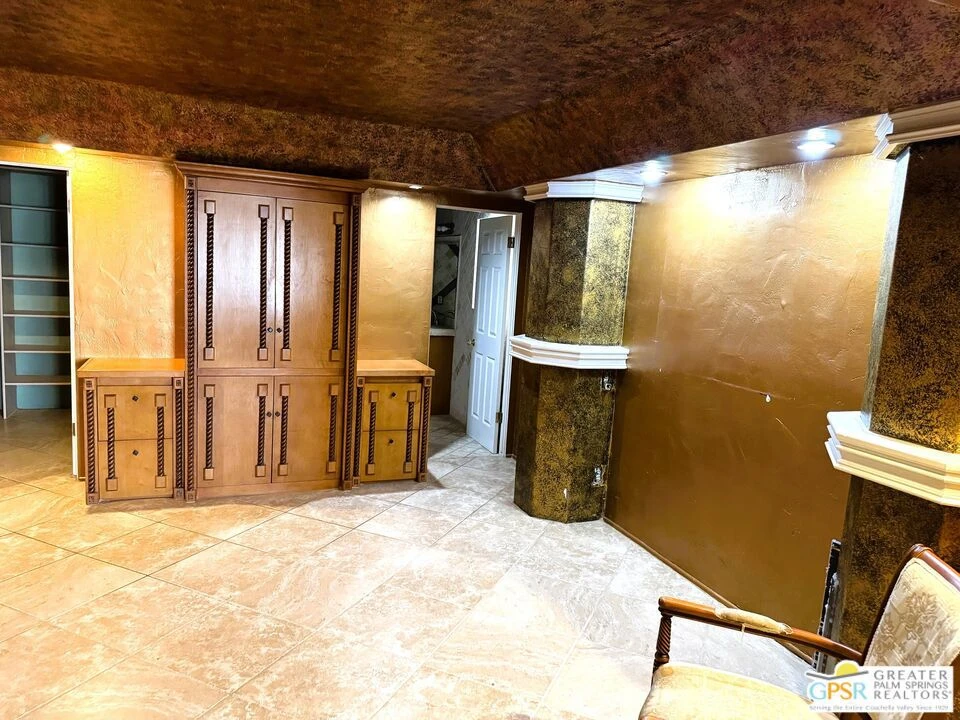Interior 4