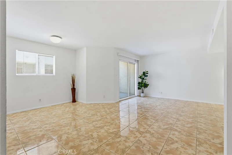 7651 Reseda 13-T photo 2