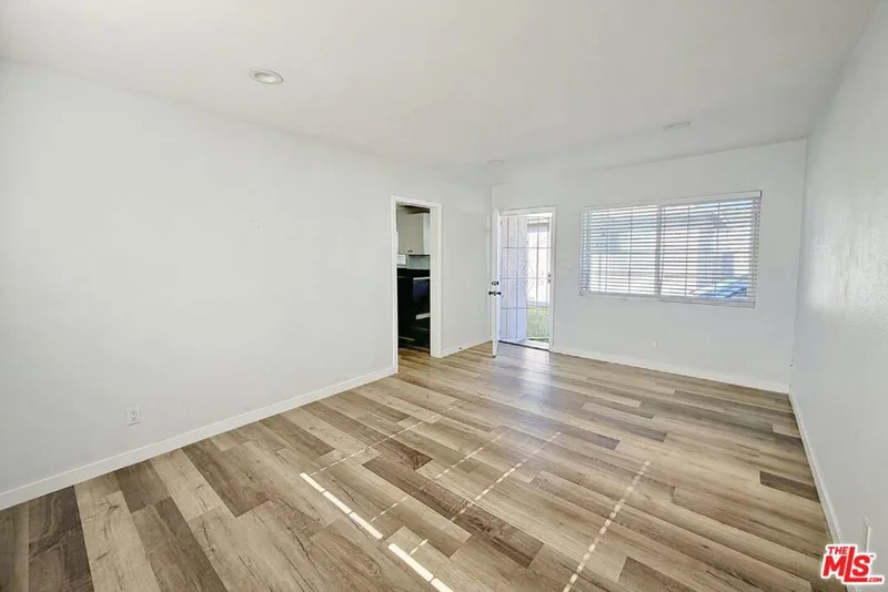 877 W Wilson Street photo 2
