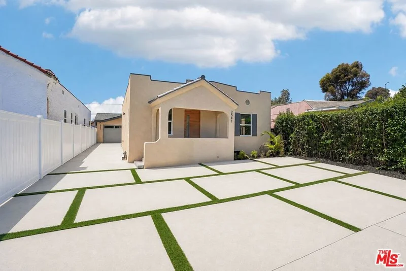 Photo 2 of 2541 Carmona Avenue