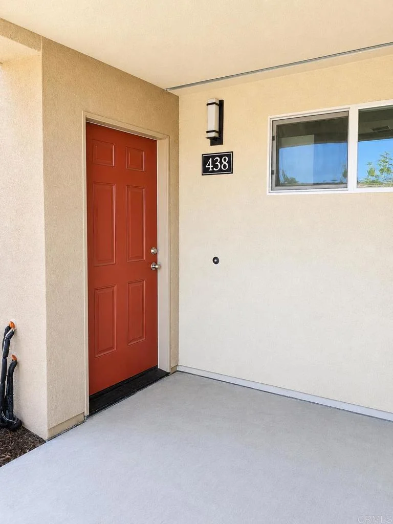 438 Creekside Circle photo 2