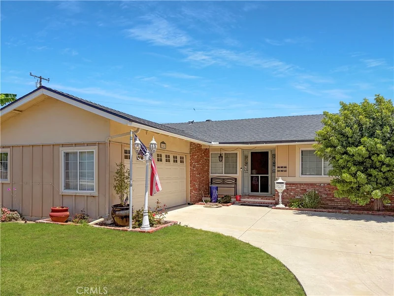 342 Ridgeway photo 2