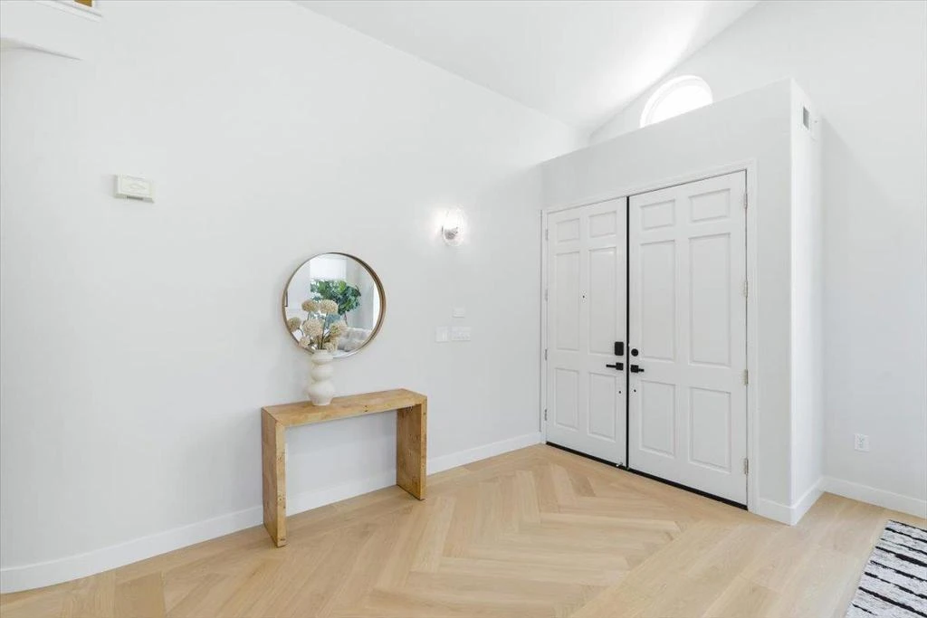 Interior 4