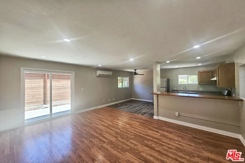 6946 1/2 Jellico Avenue photo 2