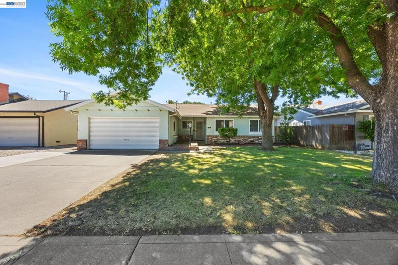 316 E CANTERBURY DR.