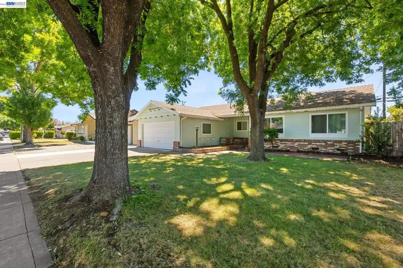 Photo 2 of 316 E Canterbury Dr.