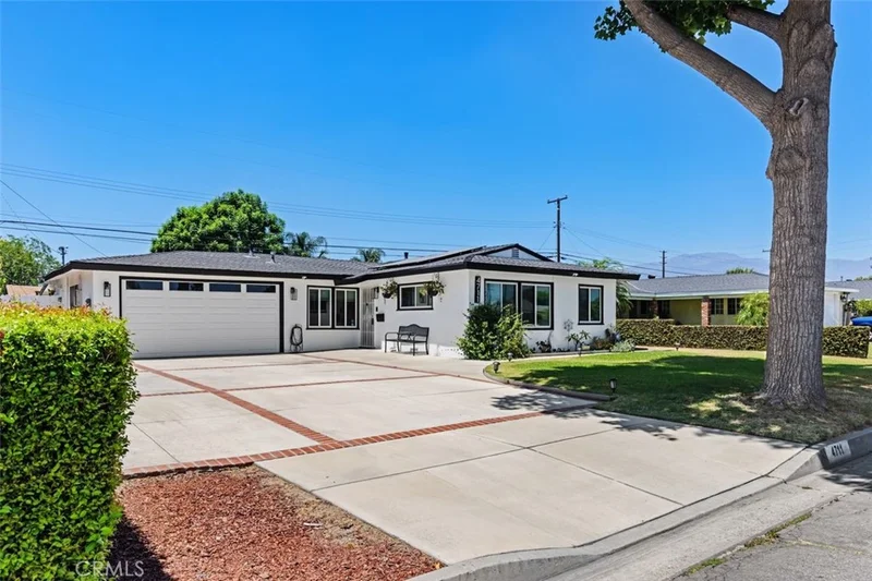 Photo 2 of 4711 N Hollenbeck