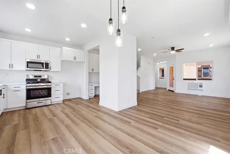 521 N Lark Ellen D photo 2