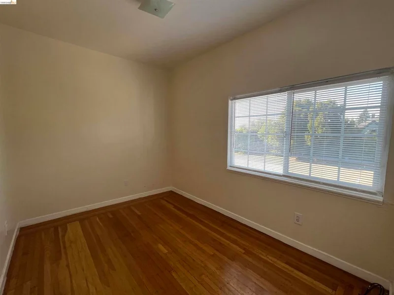 3244 ELLIS ST photo 2