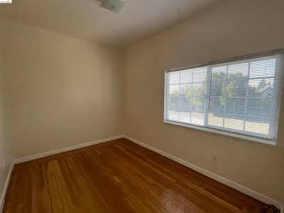 3244 ELLIS ST photo 2