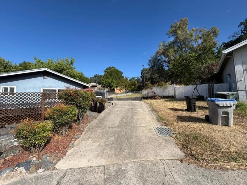 Photo 2 of 1625 Palm Drive