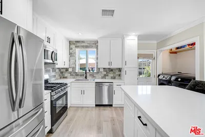15441 Lemarsh Street photo 2