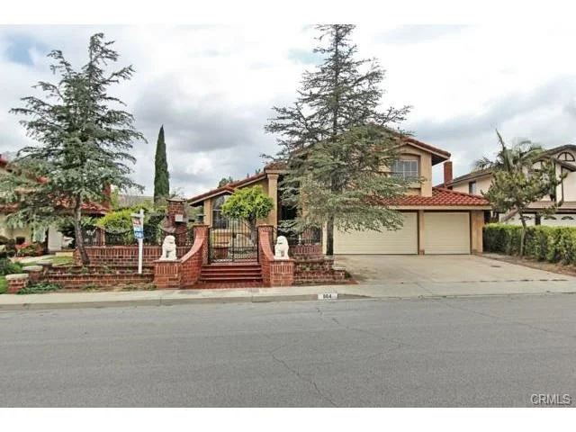 864 N Lorri