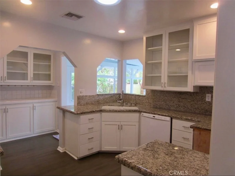 6372 Zelzah photo 2
