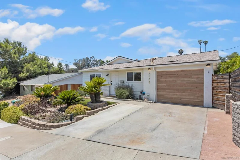 2068 Montclair Street photo 2