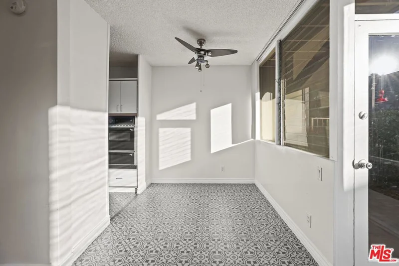 11131 ROSE Avenue 11 photo 2