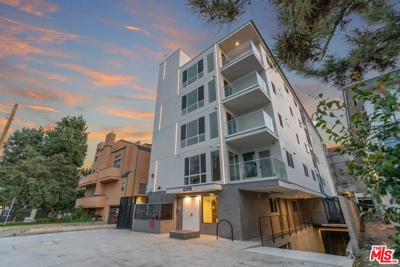 10918 Camarillo Street 403