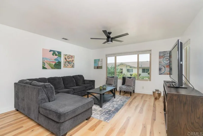 1025 Plover Way photo 2