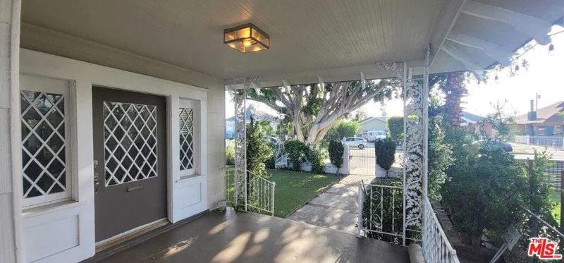 2926 Halldale Avenue photo 2
