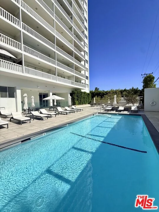 999 N Doheny Drive 904