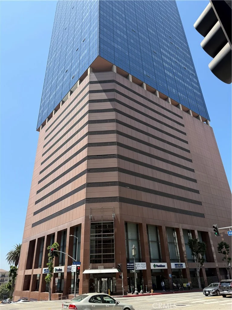 1100 Wilshire 2811 photo 2
