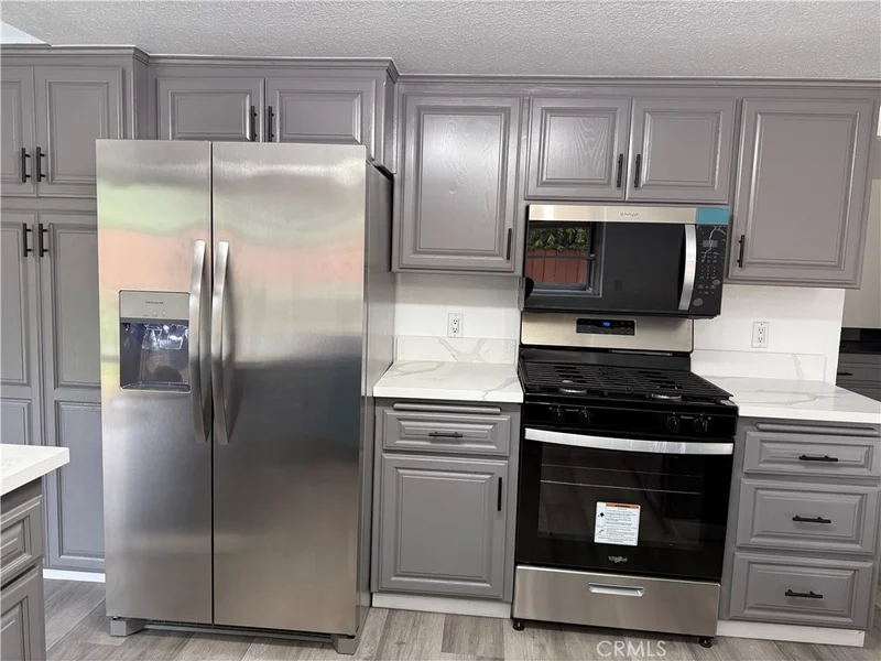 2435 W Broadway photo 2